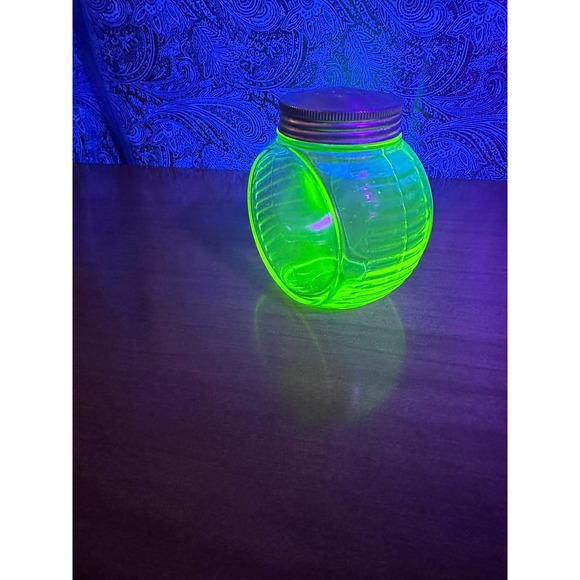 Uranium glass salt shaker with removable metal lid rare Hocking glass - Picture 4 of 10